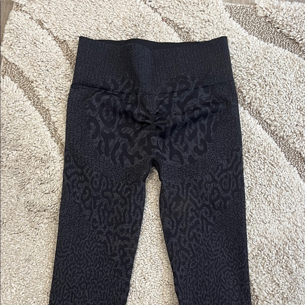 Gymshark Women's Black Patterned Leggings - Picture 6 of 6